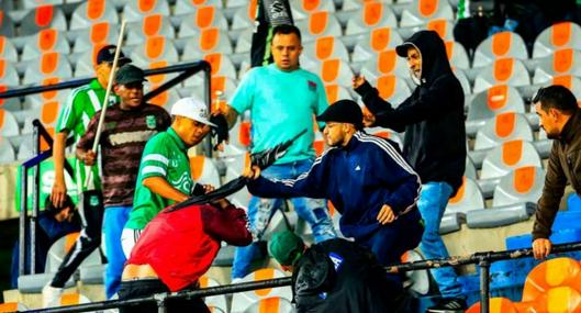 Video: duelo en el Atanasio entre Nacional y Junior tuvo que ser suspendido por disturbios en la tribuna occidental