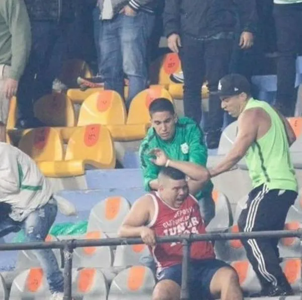 Pelea de hinchas de Nacional y Junior: sale foto de los que tenían cuchillo