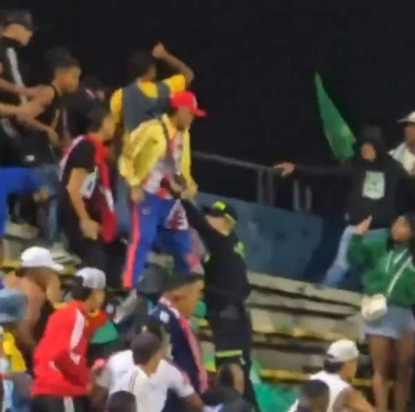 Nacional vs Junior: Policía llegó tarde a tribunas de Atanasio Girardot porque estaba afuera custodiando las calles, según Secretaría de Seguridad.