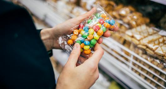 ¿Por qué le da antojo comer dulces, paquetes o comida chatarra?