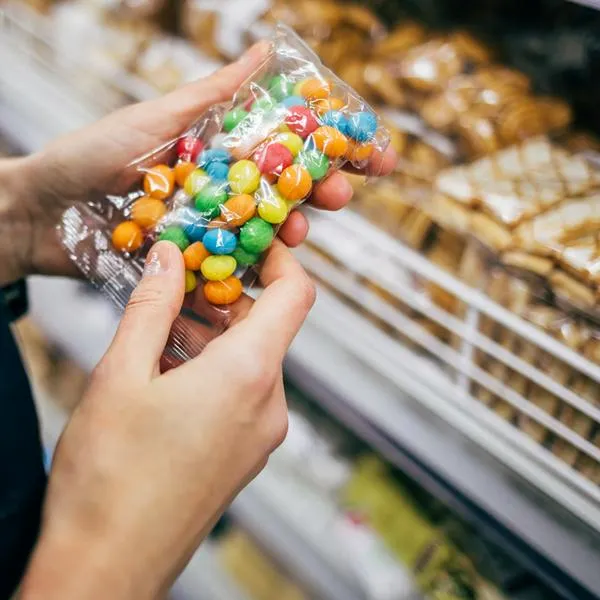 ¿Por qué le da antojo comer dulces, paquetes o comida chatarra?