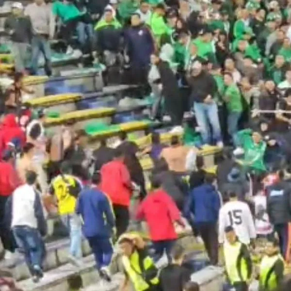 Así fue la pelea entre hinchas de Nacional y Junior en el Atanasio Girardot. Un hincha sufrió una grave herida en su abdomen