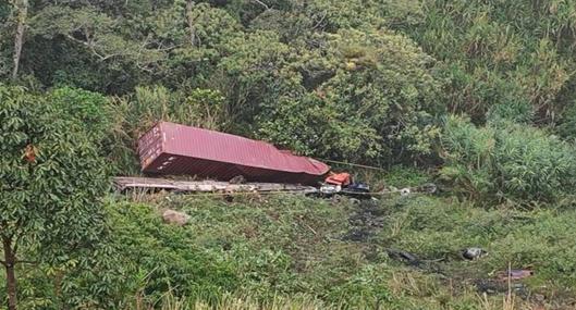 Tractomula perdió el control y cayó al vacío en la Autopista Medellín-Bogotá; el conductor falleció