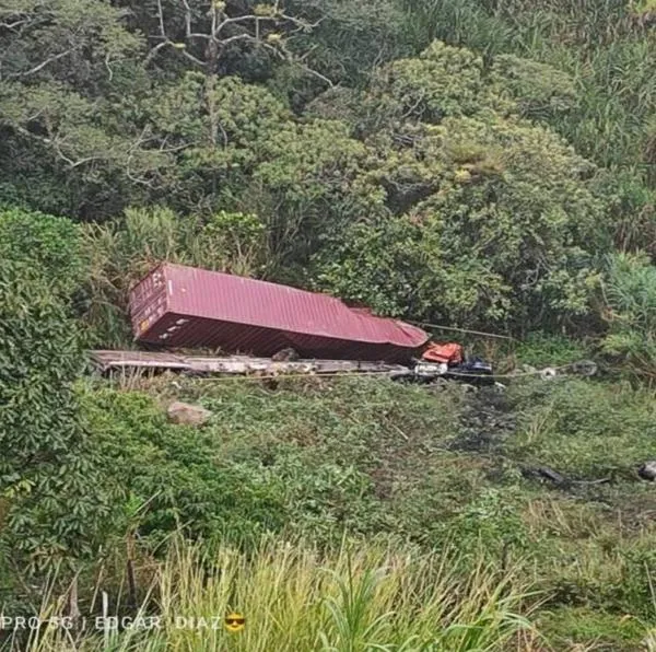 Tractomula perdió el control y cayó al vacío en la Autopista Medellín-Bogotá; el conductor falleció