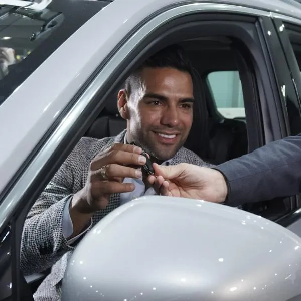 Radamel Falcao recibió regalazo en Bogotá: qué camioneta es y cuánto vale