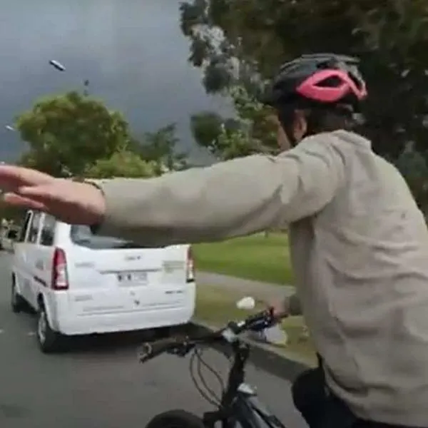 Foto de hombre en cicla, en nota de qué significan las señales manuales de los ciclistas en Colombia, multas y más