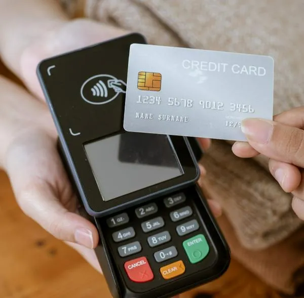Bancos ofrecen tarjeta de crédito sin cuota de manejo y buen cupo; edad y requisito, claves