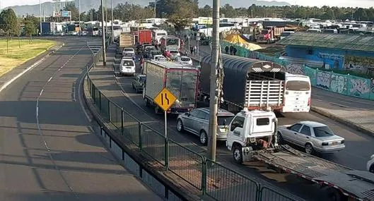 Accidente en calle 80 de Bogotá hoy 28 de septiembre: carro se volcó cerca de Puente de Guadua y se reportan trancones y afectación a Transmilenio.