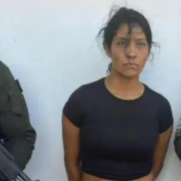Mujer abandonó a sus hijos cuando la sorprendieron portando armas y marihuana