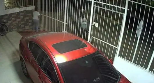 Barranquilla: captan robo a familia entera en carro en la entrada de su casa