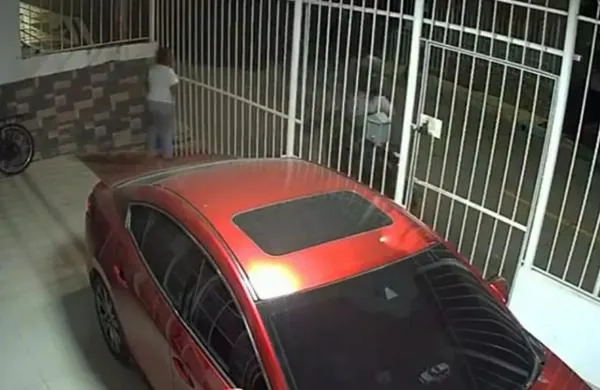 Barranquilla: captan robo a familia entera en carro en la entrada de su casa