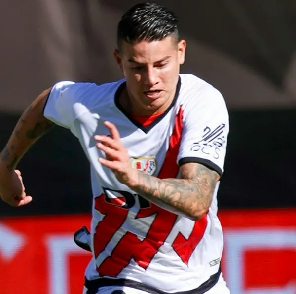 Por qué James Rodríguez llega caminando a estadio de Rayo Vallecano, en España