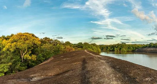 ¿Qué ciudad en Colombia está bajo el nivel del mar, pero no tiene costa? 