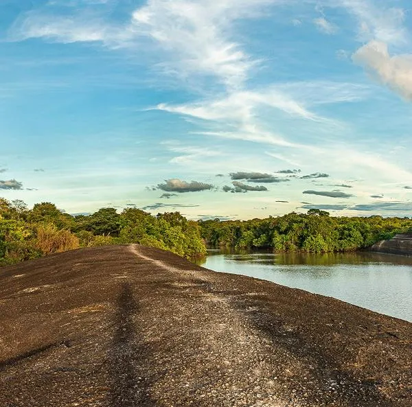 ¿Qué ciudad en Colombia está bajo el nivel del mar, pero no tiene costa? 