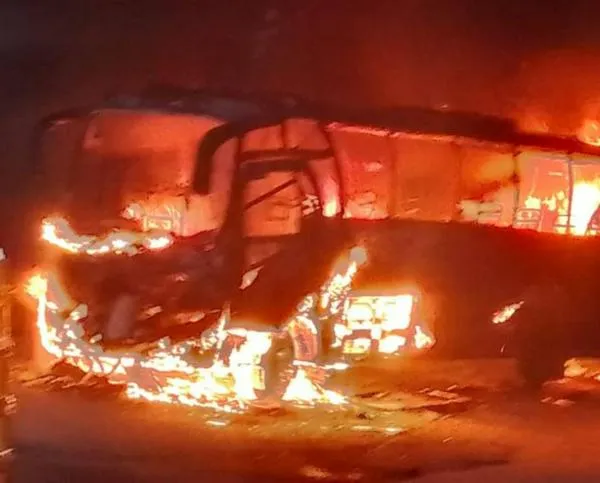 Vía Medellín-Quibdó: encapuchados incendiaron flota donde iban estudiantes 