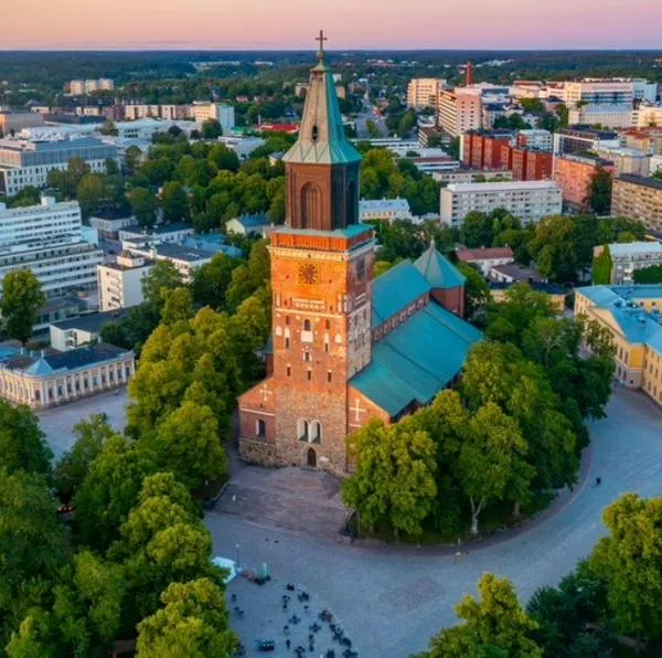 Finlandia, país en Europa, ofrece empleos con sueldo de 4.500 euros y les da beneficios a migrantes como educación gratuita.