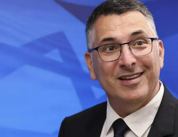Netanyahu integra en el gobierno a un exrival para garantizar la supervivencia de su mayoría