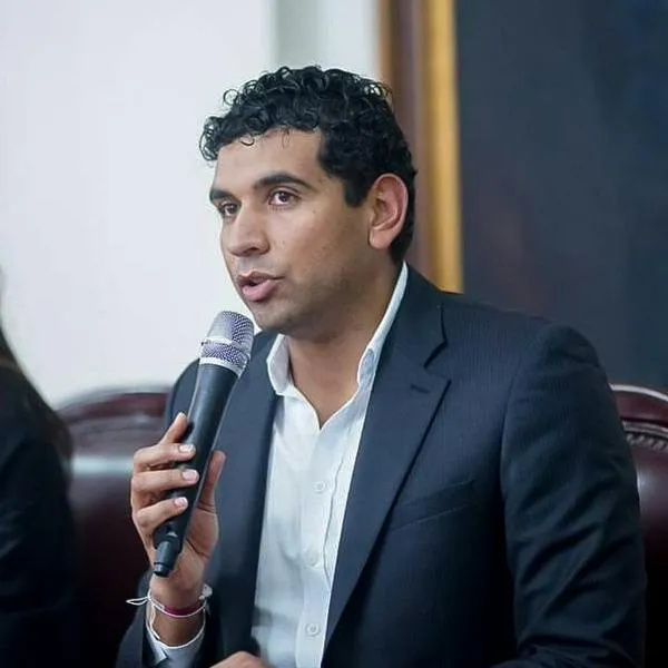 Más denuncias contra David Racero: chats mostrarían que pidió puestos en el Sena