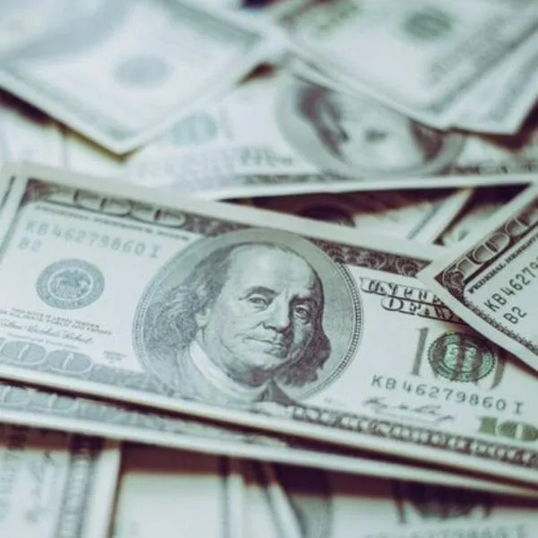 Dólar en Colombia abre la semana a la baja, ante expectativa por mayor recorte de tasas de interés