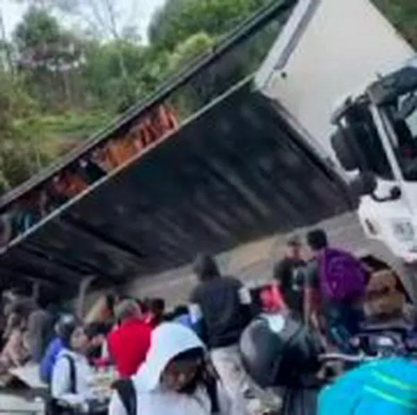 Camión de cerveza volcado fue saqueado en segundos en el Cauca