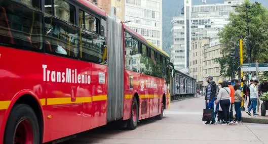 Foto de biarticulado, en nota de cuántos empleados tiene Transmilenio en Bogotá, cuántos buses tiene y más datos