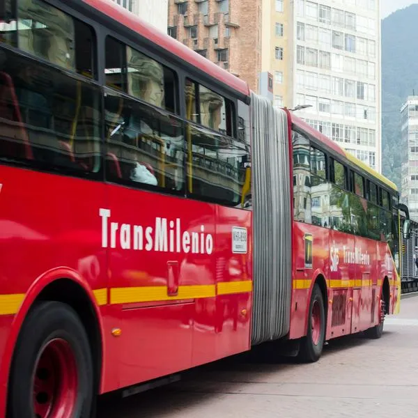 Foto de biarticulado, en nota de cuántos empleados tiene Transmilenio en Bogotá, cuántos buses tiene y más datos