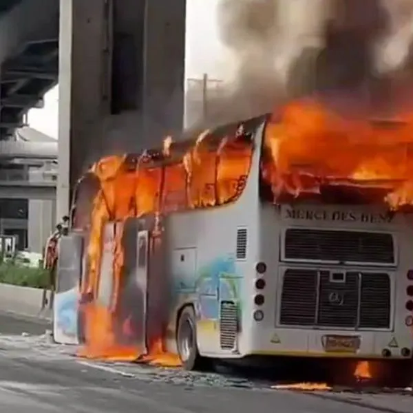 Así quedó el bus en Tailandia que se incendió con 44 niños y profesores adentro