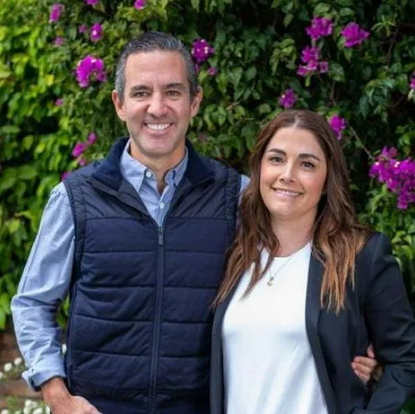 David Vélez (Nubank) y su esposa, Maribel Reyes, ofrecen becas del 95 % a jóvenes de bajos recursos