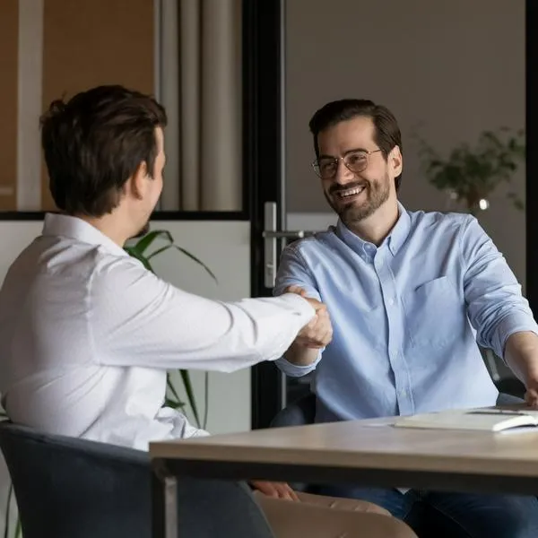 Foto de entrevista laboral, en nota de cómo buscar empleo cuando ya se tiene trabajo sin dar alertas con LinkedIn y más