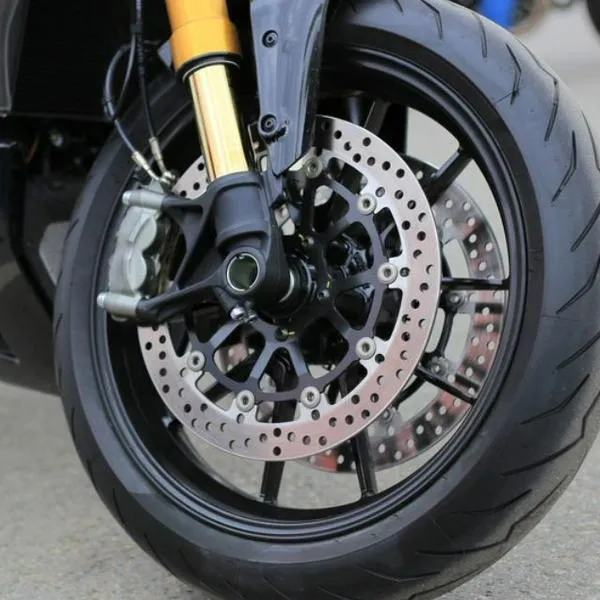 La NKD 125 se mantiene como la moto más vendida en Colombia, liderando los listados de ventas durante los últimos meses y cuesta menos de $4'800.000