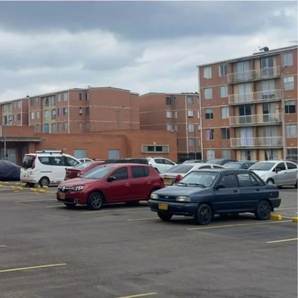 ¿Si tengo más de un carro, puedo usar de los parqueaderos de visitantes?