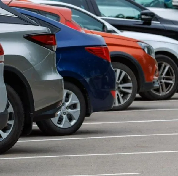 Los carros de color rojo son más costosos y reparación sale cara, según estudio que revela que los colores negros y blancos son más económicos.