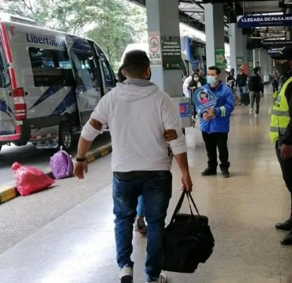 ¿A quién presentar el permiso de viaje de menores en la Termina de Transporte?  