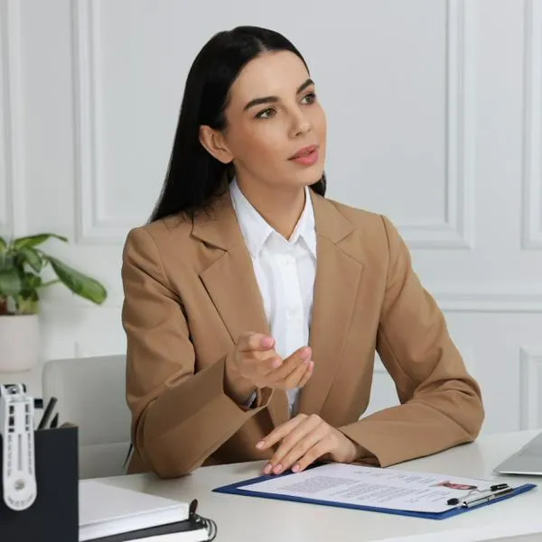 Qué se debe responder en una entrevista de trabajo cuando le pregunten por su anterior empleo y su exempleador: video