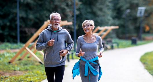 Adultos mayores, en nota sobre cuánto deberían caminar al día, según la OMS