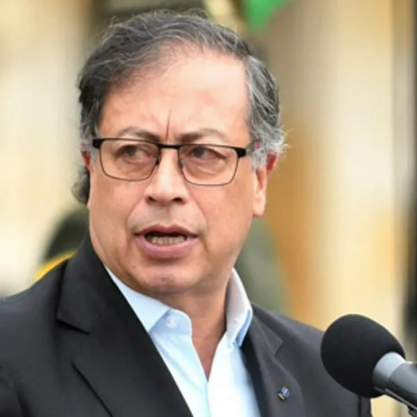 Gustavo Petro y Álvaro Uribe pelean por reactivar diálogos con paramilitares