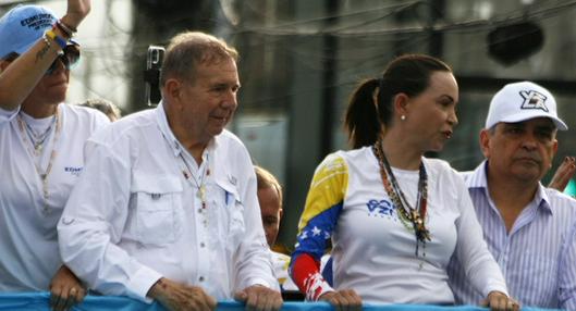 Edmundo González en una caravana con María Corina Machada. El candidato de oposición confirmó que volverá a Venezuela para posesionarse como presidente