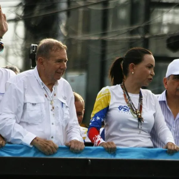 Edmundo González en una caravana con María Corina Machada. El candidato de oposición confirmó que volverá a Venezuela para posesionarse como presidente