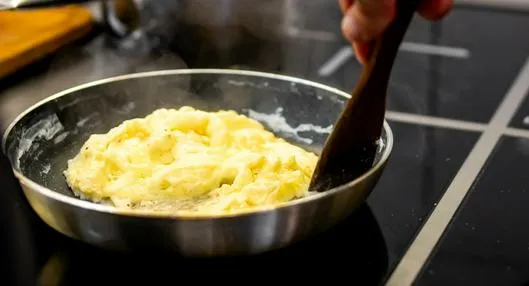 Qué es más saludable preparar huevos en mantequilla o margarina; experto aclara