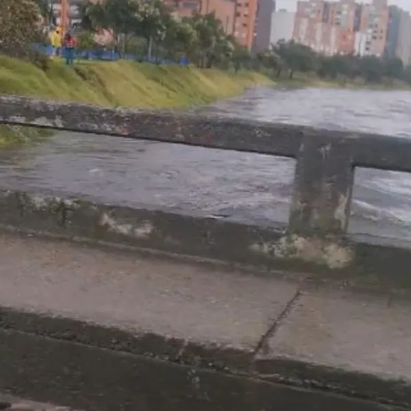 Bogotá sufrió un aguacero este viernes 4 de octubre y esto provocó que el canal de río Fucha, cerca de la calle 13 con Boyacá, tuviera una crecida de nivel