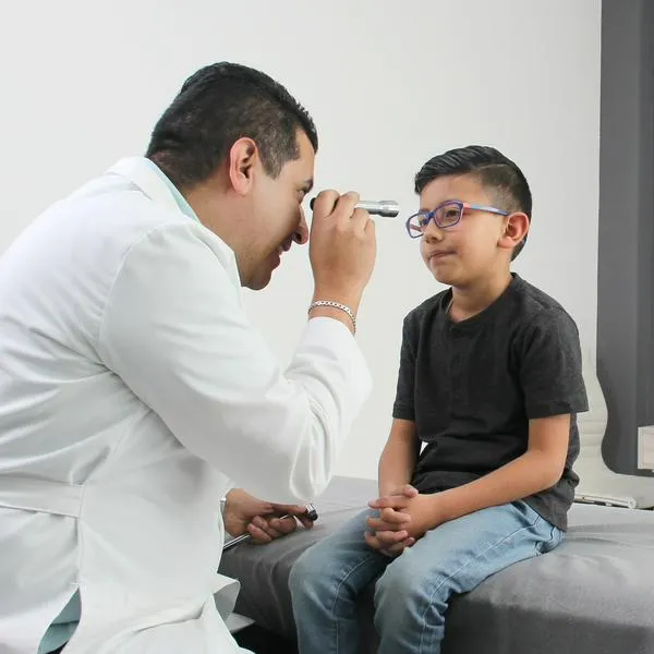 Médico pediatra especialista profesional y paciente de 7 años de edad para ilustrar nota sobre nuevo modelo de salud de Cundinamarca
