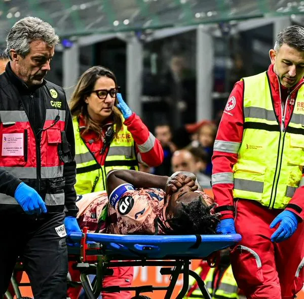 Duván Zapata saliendo lesionado del partido del Torino contra Inter