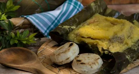 Foto de tamal, en nota de cuál es el mejor tamal de Colombia para IA, santafereño, tolimense o antioqueño