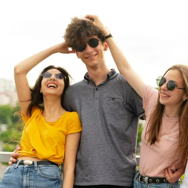 Jóvenes quieren ser sus propios jefes y ganar sueldazos sin hacer mucho