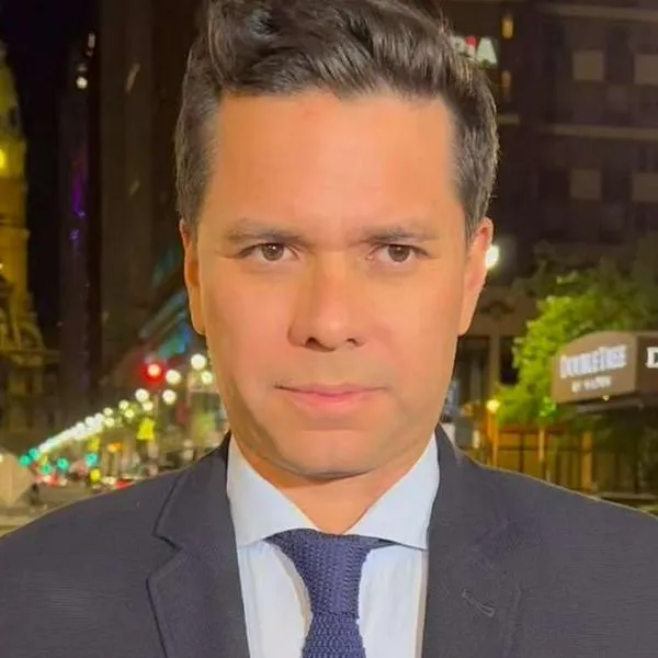 Foto de Luis Carlos Vélez, en nota de qué hace el periodista tras La FM: salió en anuncio de programa de Univisión.
