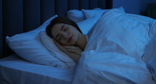 Persona durmiendo, a propósito de cuál es la mejor hora para dormir: detalles