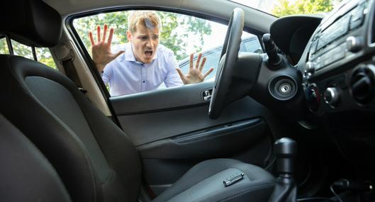 Hombre asustado porque dejó las llaves del carro adentro: qué hacer en ese caso