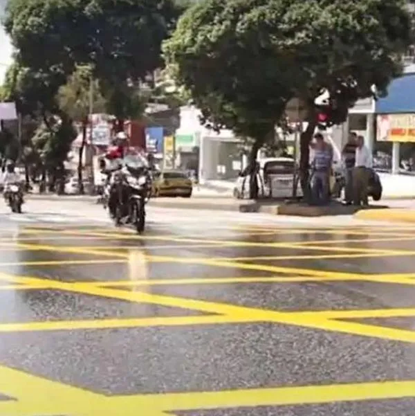 Foto de señal de tránsito, en nota de cómo conducir al pasar encima de una cuadrícula amarilla en calles de Colombia