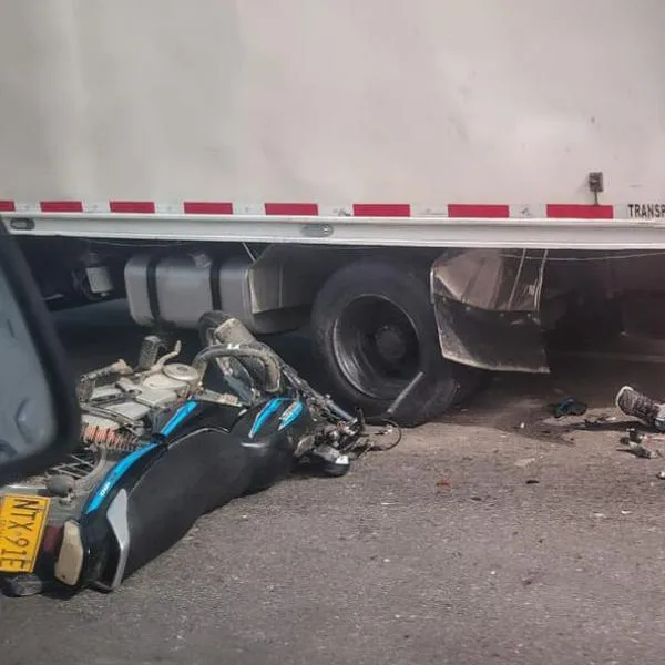 Accidente de tránsito dejó 2 personas muertas; moto se estrelló contra un camión
