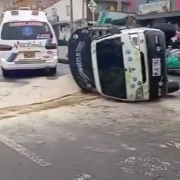 Durísimo accidente en Suba (Bogotá): 2 carros quedaron destruidos por choque contra bus del SITP. Hay un largo trancón en la zona. 